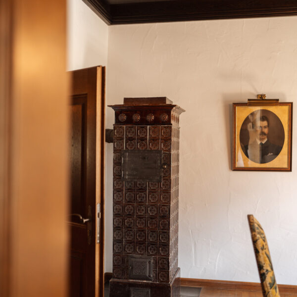 Schloss Maierhofen, Suite Herzog Ludwig, Kachelofen im Esszimmer