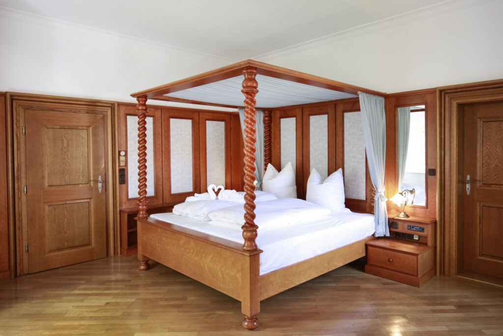 Schloss Maierhofen, Suite Herzog Ludwig, Himmelbett