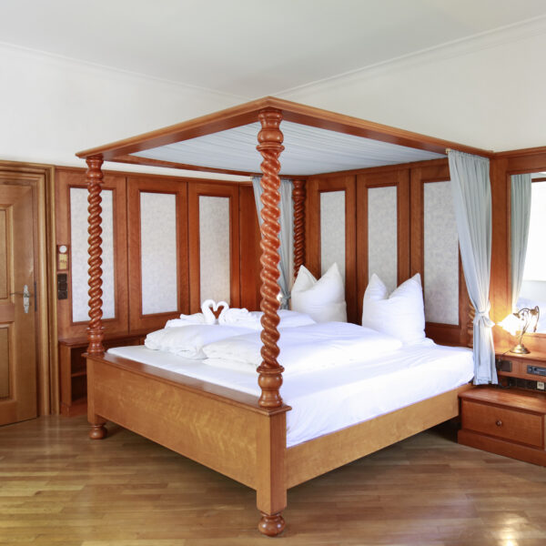 Schloss Maierhofen, Suite Herzog Ludwig, Himmelbett