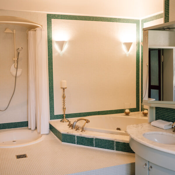 Schloss Maierhofen, Suite Herzog Ludwig, Whirl-Wanne, Dusche und Waschtisch