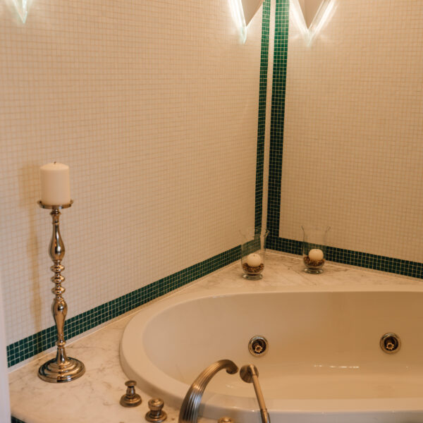 Schloss Maierhofen, Suite Herzog Ludwig, Whirl-Wanne