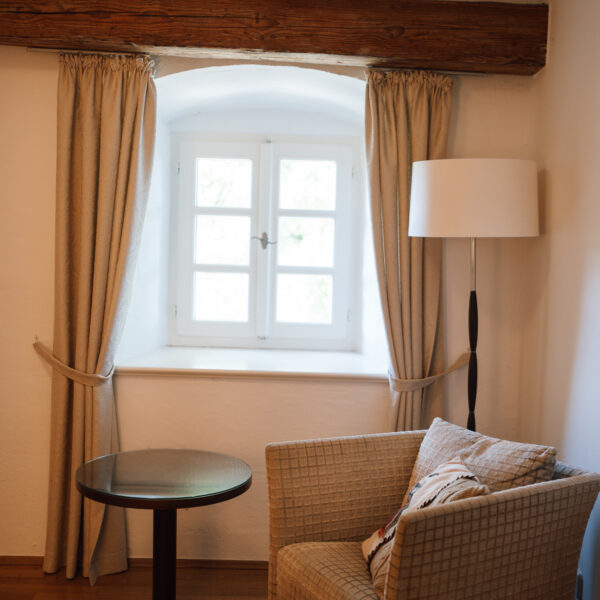Schloss Maierhofen, Apartment Henrico Zucalli, Sitzecke in separatem Zimmer