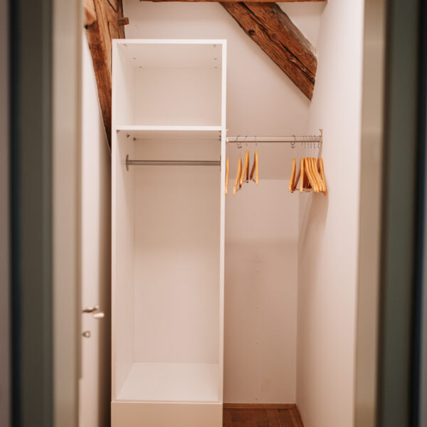 Schloss Maierhofen, Apartment Henrico Zucalli, Kleiderschrank