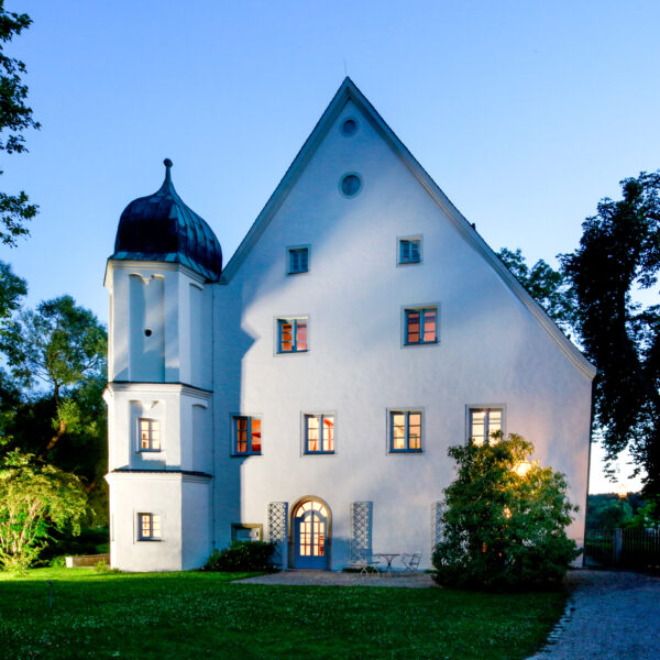 Schloss Maierhofen, Blick von Westen am Abend beleuchtet