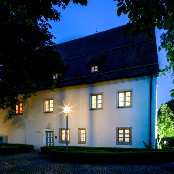 Schloss Maierhofen, Blick vom Hof am Abend beleuchtet
