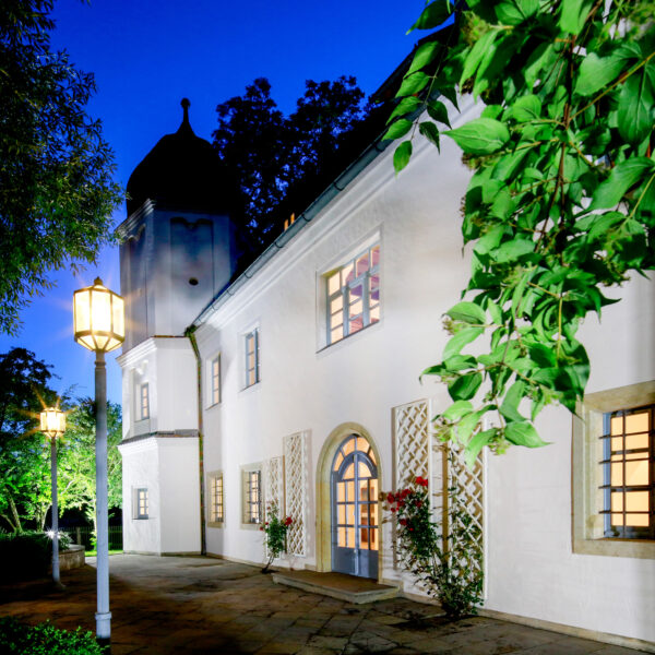 Schloss Maierhofen, Blick auf die Terrasse am Abend beleuchtet