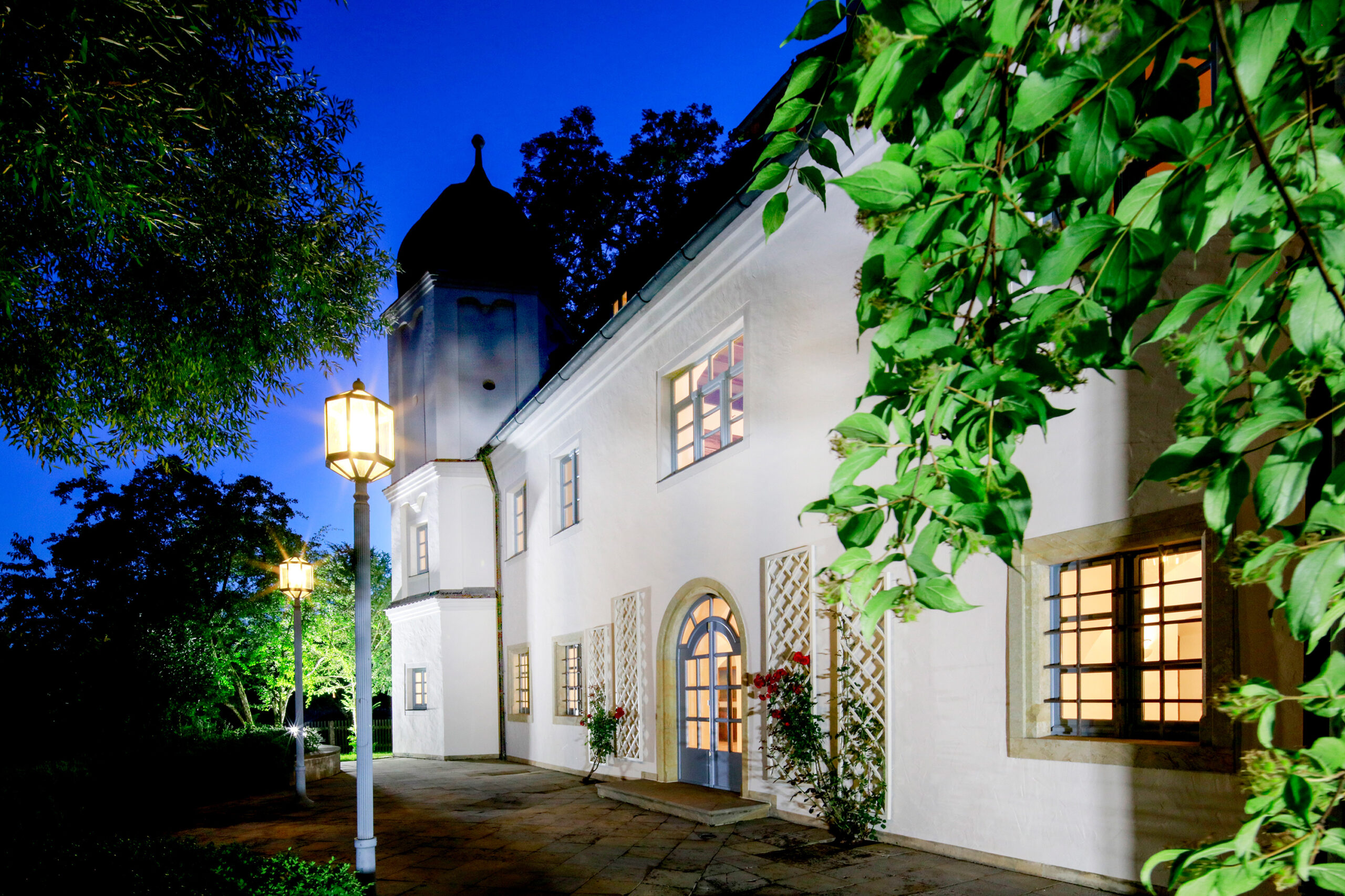 Schloss Maierhofen, Blick auf die Terrasse am Abend beleuchtet