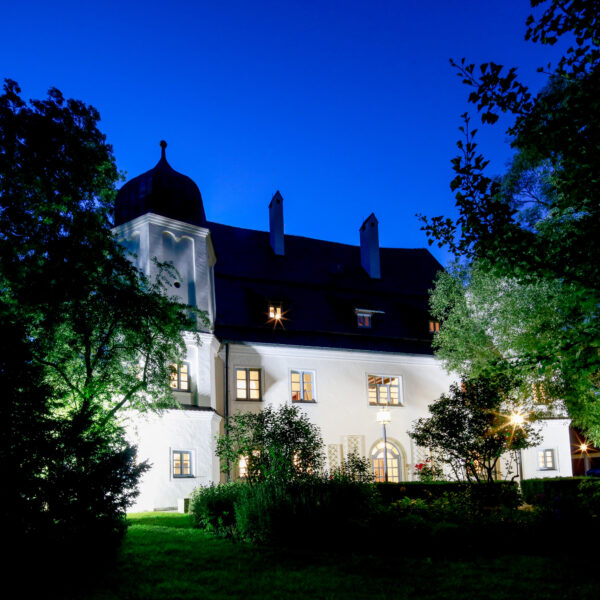Schloss Maierhofen, Blick vom Park am Abend beleuchtet
