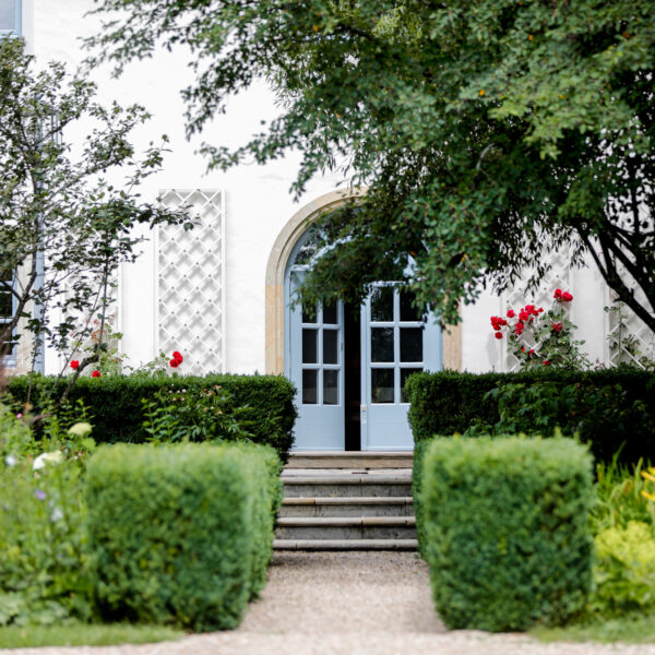 Schloß Maierhofen Terrassentüre mit Rosen, Blick vom Park