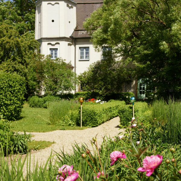 Schloß Maierhofen, ein Turm, vom Park aus gesehen