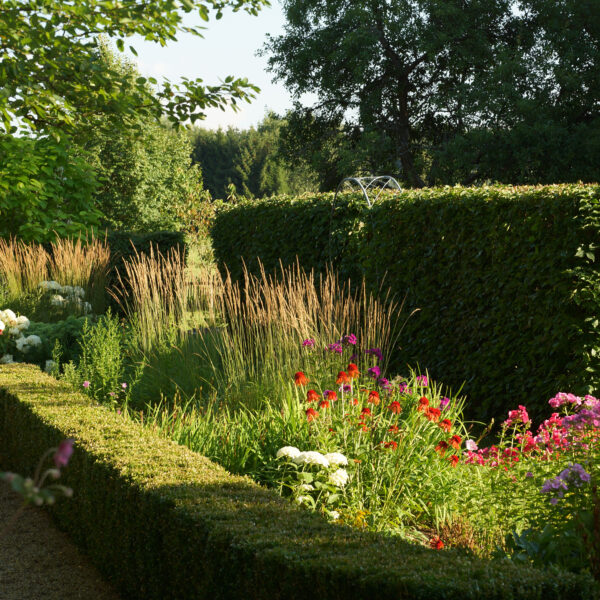 Schloß Maierhofen, Sommerbeete im Park