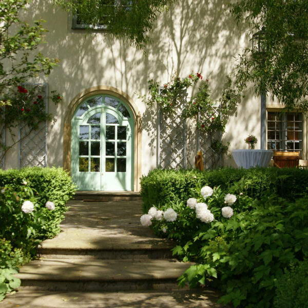 Schloß Maierhofen, Terrasse im Schatten der Bäume